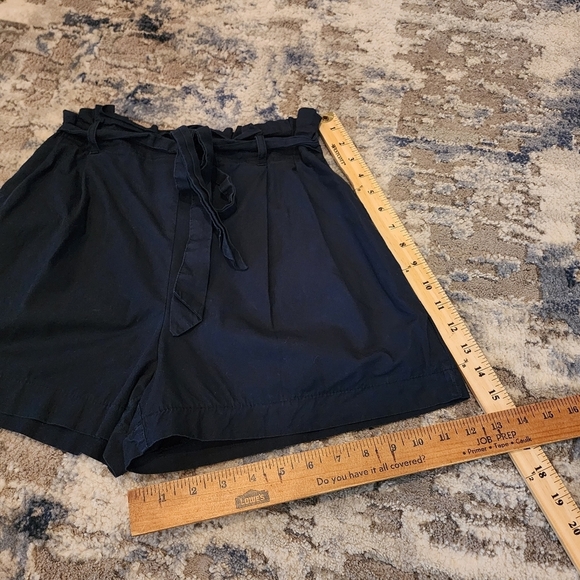 Zara highrise pleated navy shorts with pockets. - Picture 8 of 10